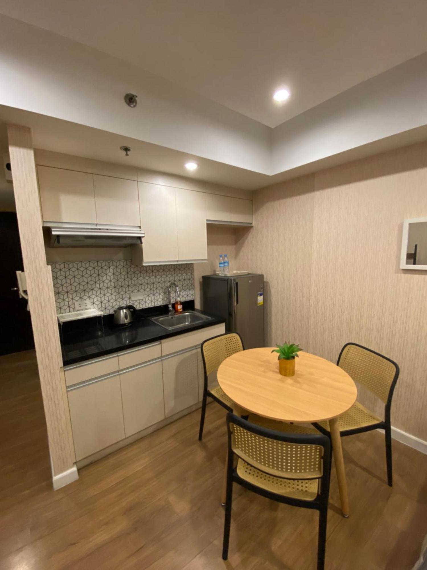 Feels Like Home Condos Abreeza Place Tower 1 & 2 Davao Exterior photo